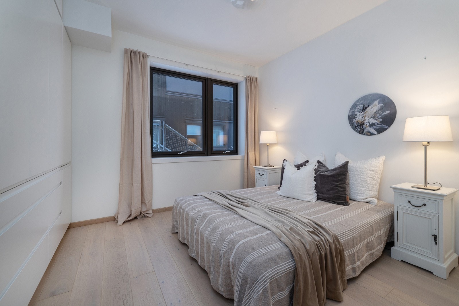 Hovedsoverom med god plass til dobbeltsengen. Galleribilde