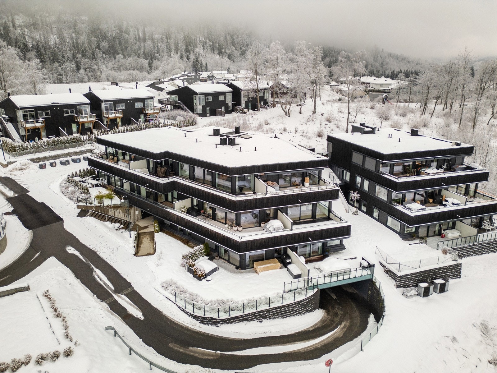 Bygget har et stramt, men dempet og rolig uttrykk, som gjør at byggene glis naturlig inn på tomten og området. Galleribilde