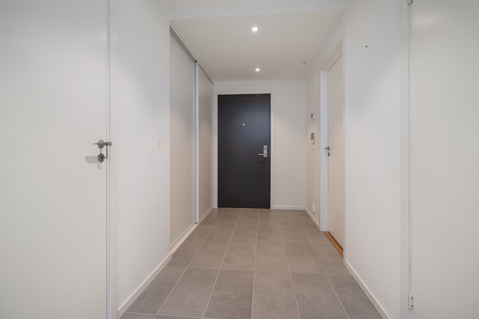 Romslig entré med flislagt gulv med varme og stor skyvedørsgarderobe. Ny ytterdør fra 2025. Galleribilde