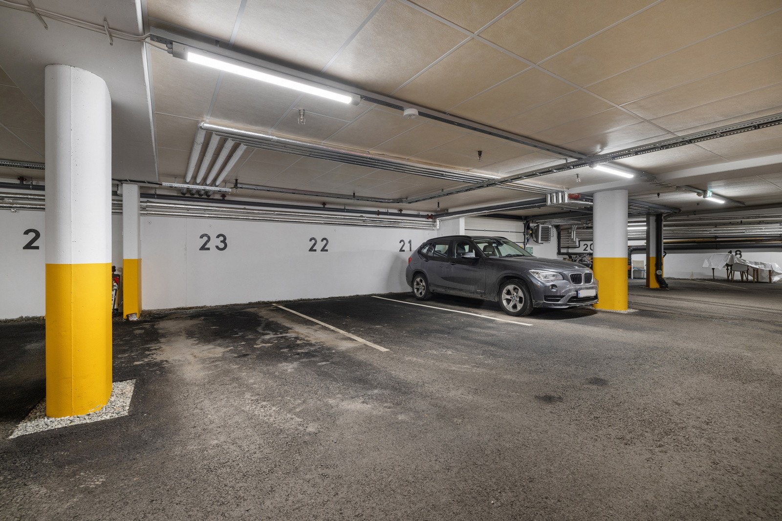 Med leiligheten følger garasjeplass i oppvarmet anlegg. Plass 23 tilhører denne leiligheten. Galleribilde