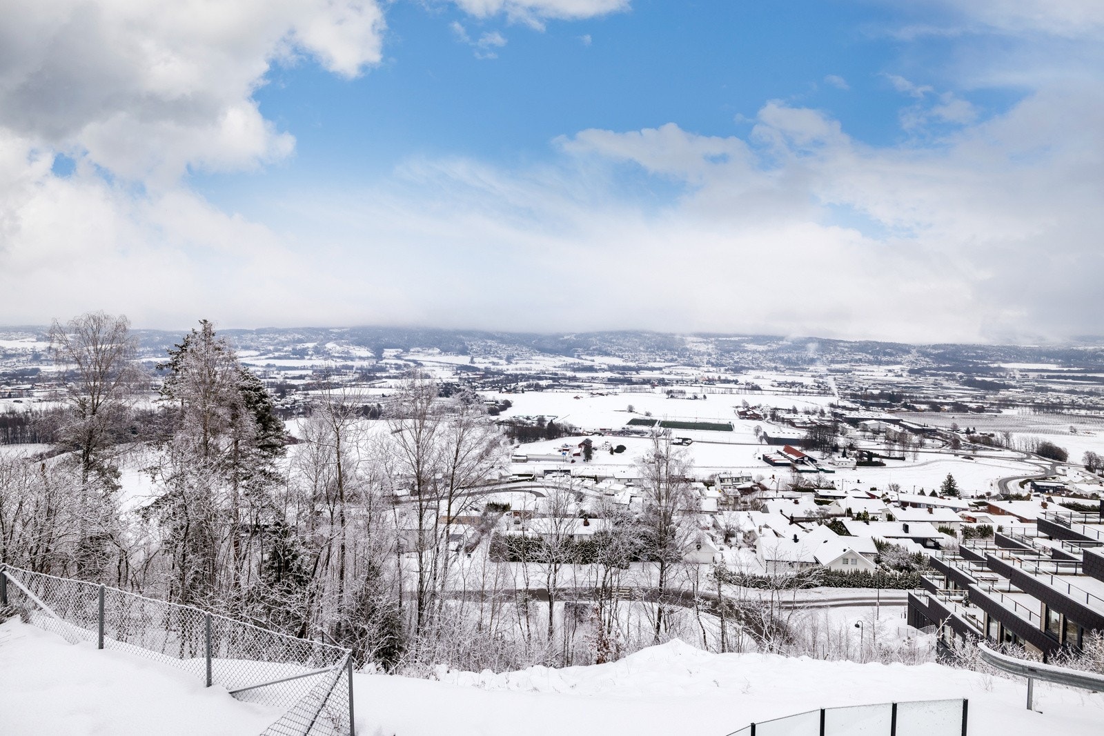 Her bor man i et veletablert og særdeles attraktivt boligstrøk i Lier, bestående av eneboliger, småhus og lavblokker. Galleribilde