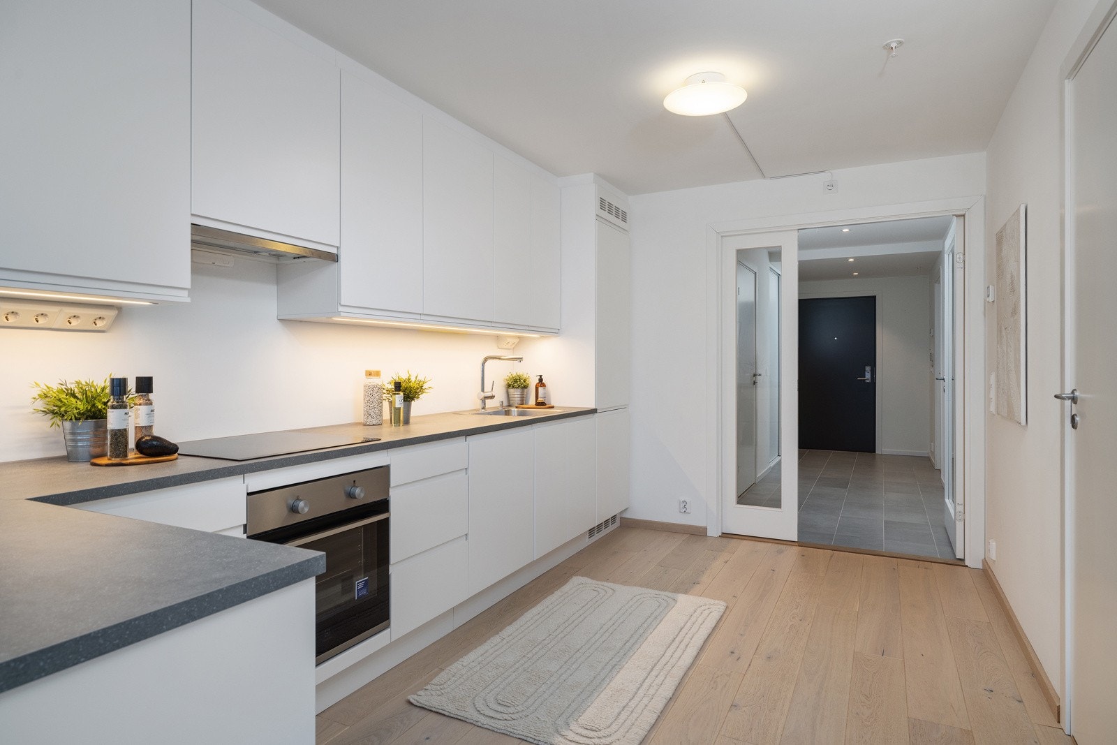 Komplett utstyrt med integrerte hvitevarer. Galleribilde