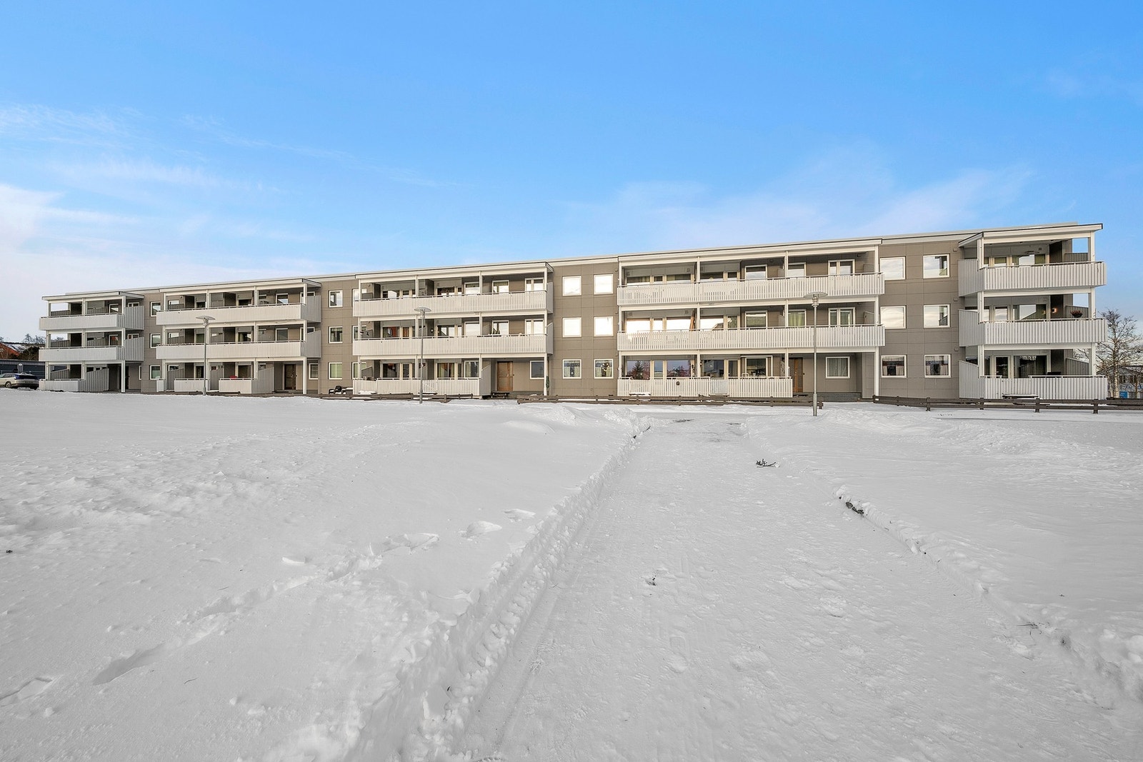 Leiligheten ligger i et svært rolig område med umiddelbar nærhet til dagligvare, treningssenter og kollektivtransport. Galleribilde