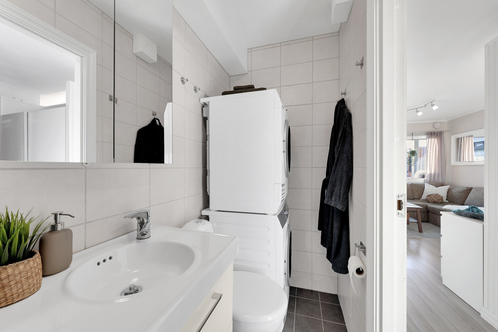 Flislagt bad med varmekabler og dedikert plass til vaskemaskin. Galleribilde