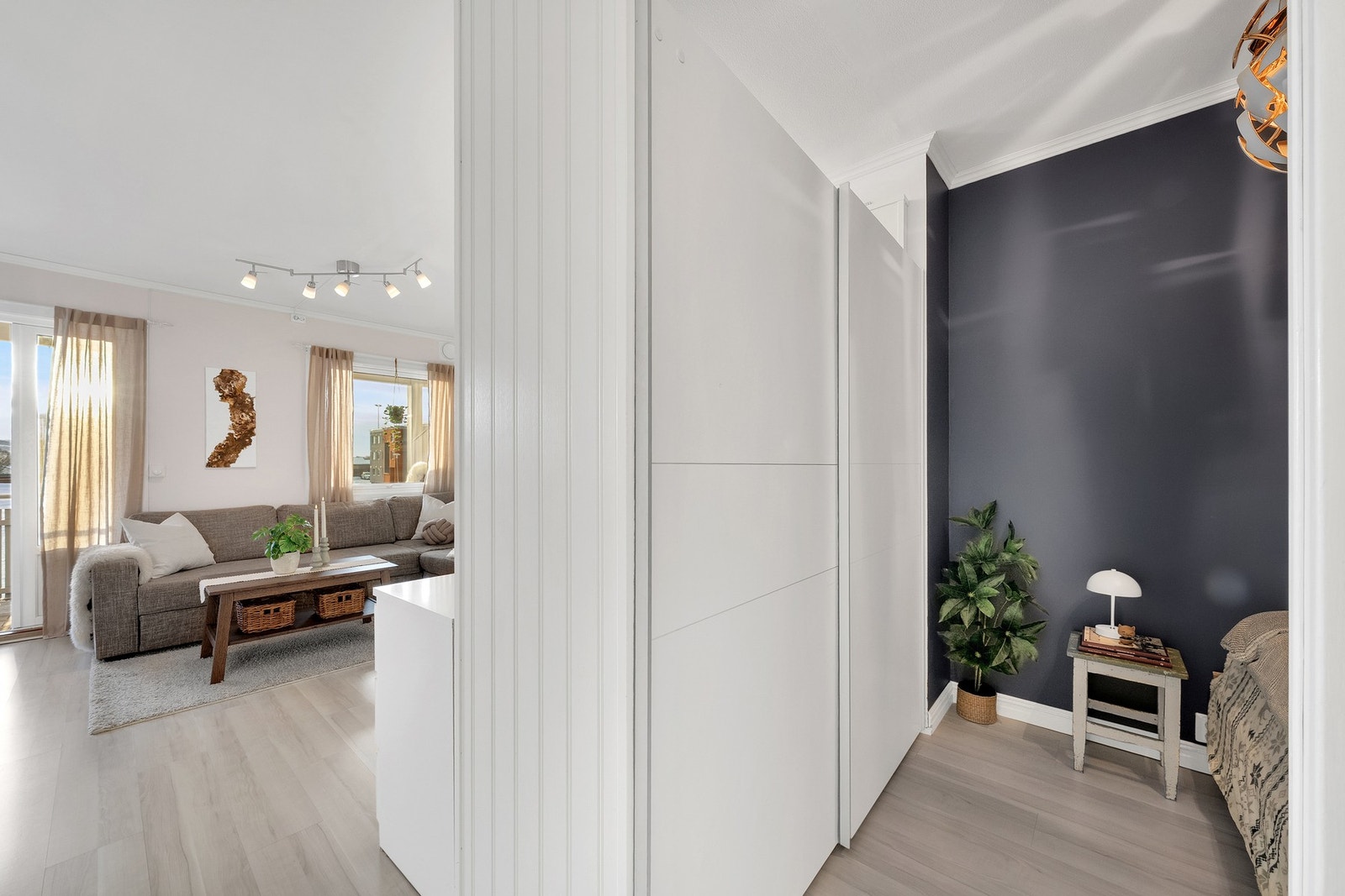 God plass til klesoppbevaring i skyvedørsgarderobe. Galleribilde