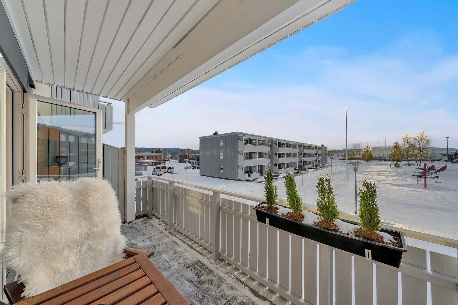 Balkongen er overbygd med god plass til utemøblement. Galleribilde