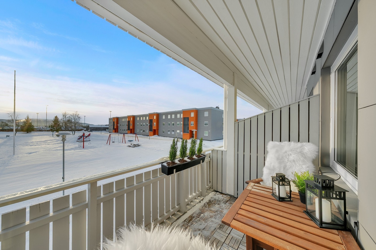 Leiligheten har ypperlig plassering med fin utsikt mot borettslagets fellesareal. Galleribilde