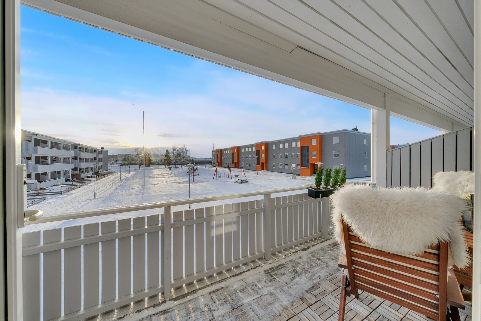 Leiligheten har ypperlig plassering med fin utsikt mot borettslagets fellesareal. Galleribilde