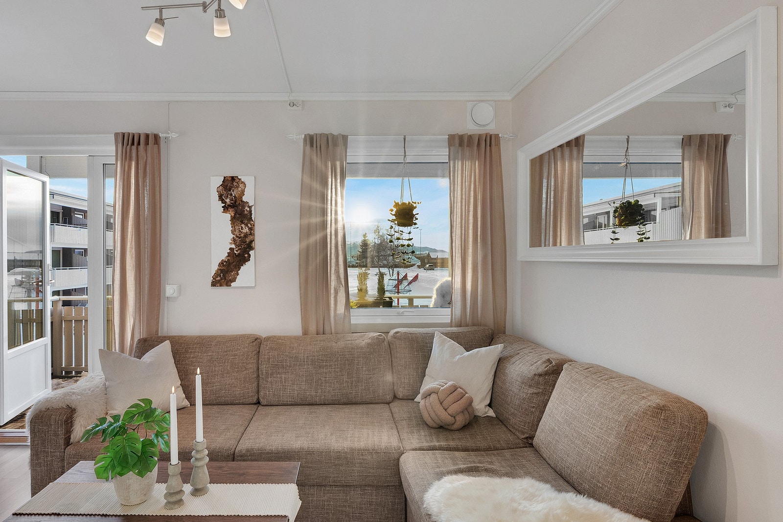 Leiligheten er på 34 kvm BRA med åpen stue-/kjøkkenløsning og sovealkove. Galleribilde