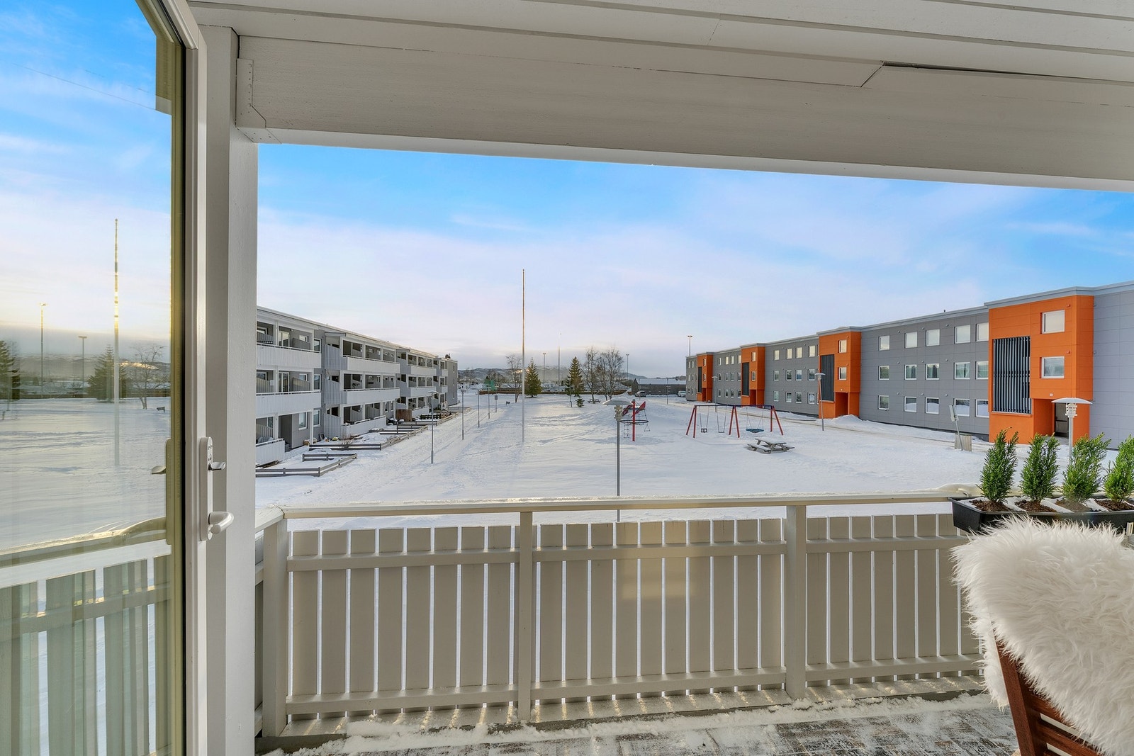 Fra stuen er det direkte utgang til en herlig balkong på 7 kvm. Galleribilde