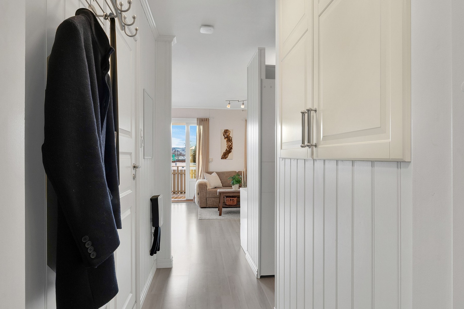 Leiligheten disponerer en bod i 1 etasje på 1 kvm og en i kjelleretasjen på ca. 3 kvm. Galleribilde