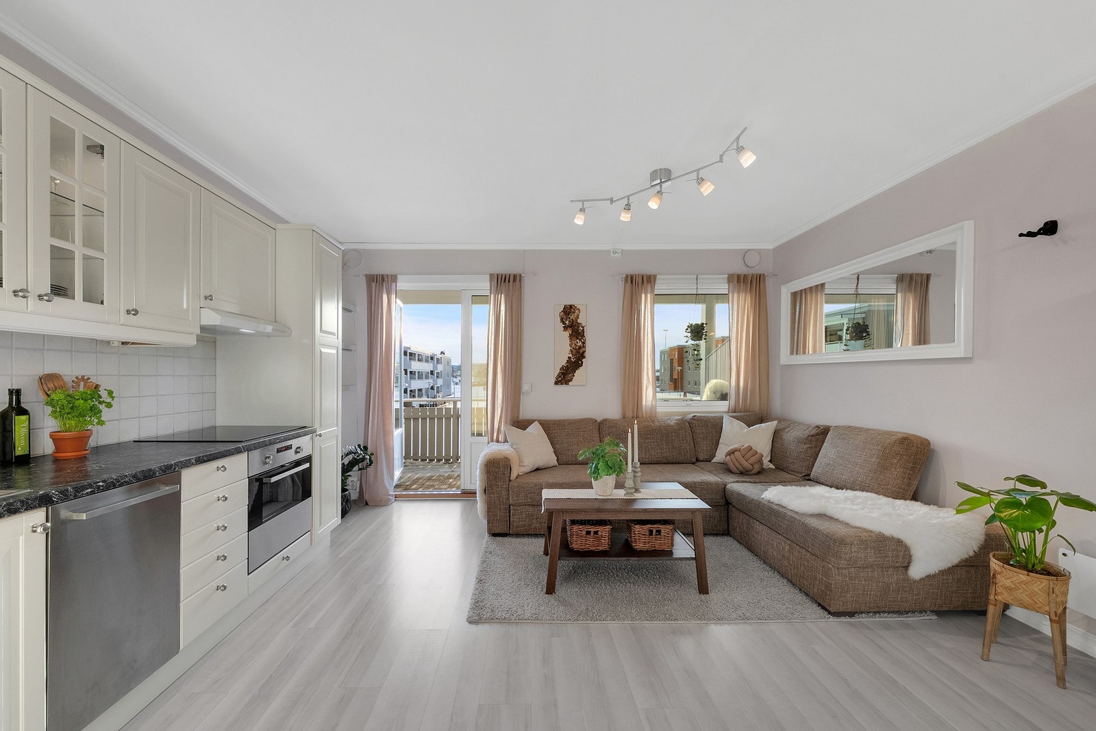 Velkommen til Østre Hallsetvangen 4 B, presentert av EiendomsMegler 1 ved Christian Furuhaug Aa. Galleribilde