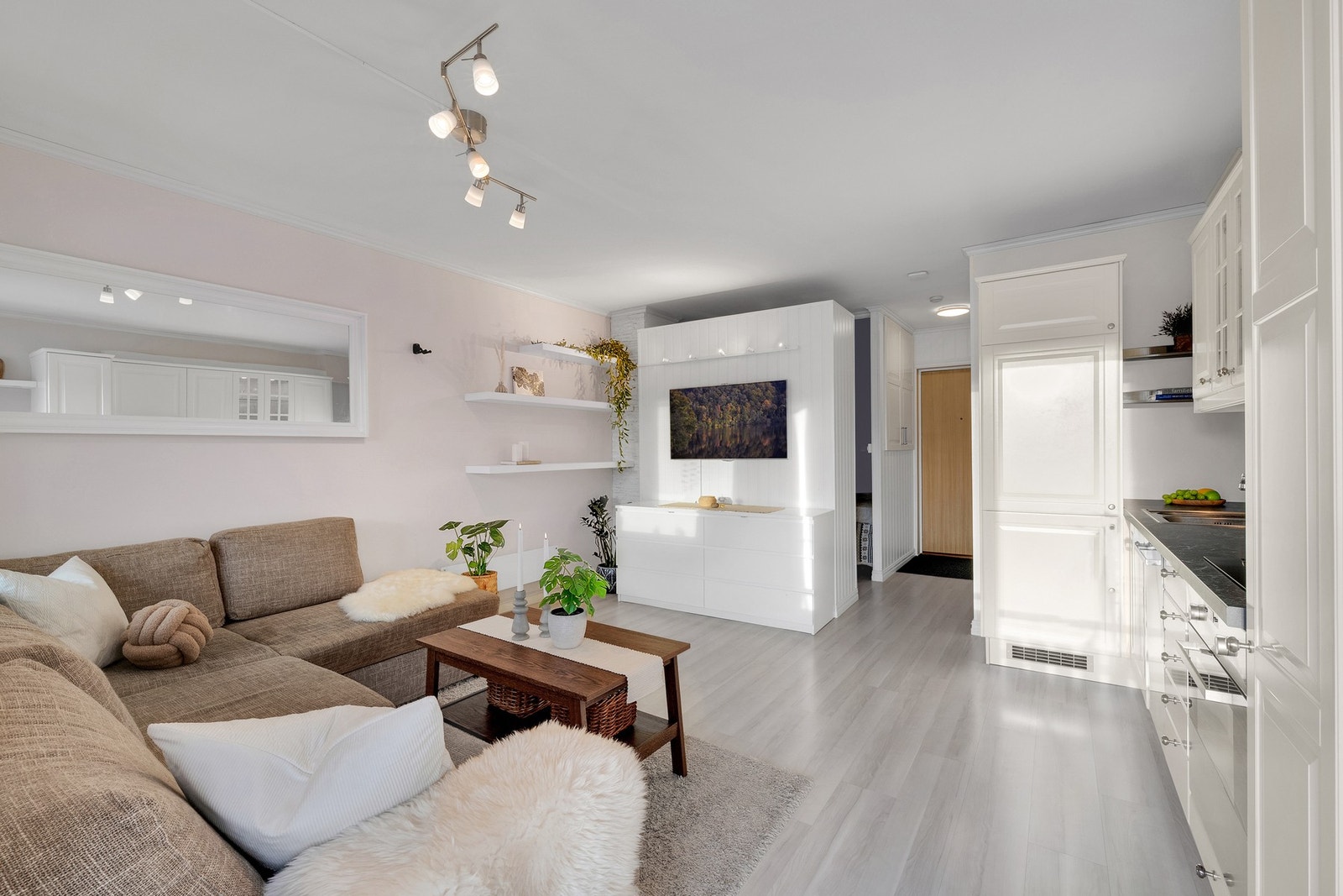 Pent kjøkken med god skapplass. Integrerte hvitevarer som frys-/kjøleskap, stekeovn og oppvaskmaskin medfølger handelen. Galleribilde