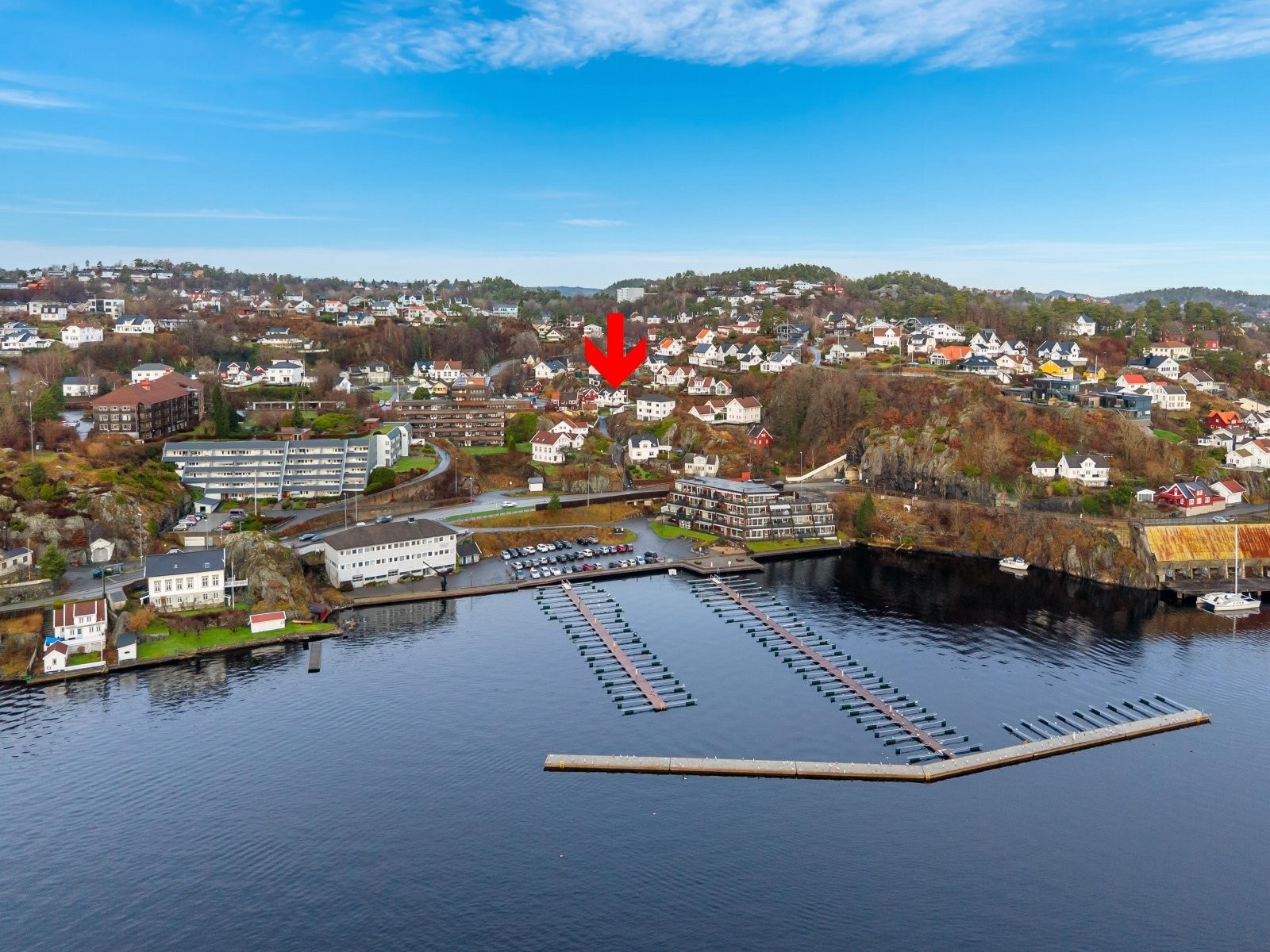 Gode bussforbindelser rett på nedsiden av feltet. Mulighet for leie av båtplass i nærheten. Galleribilde