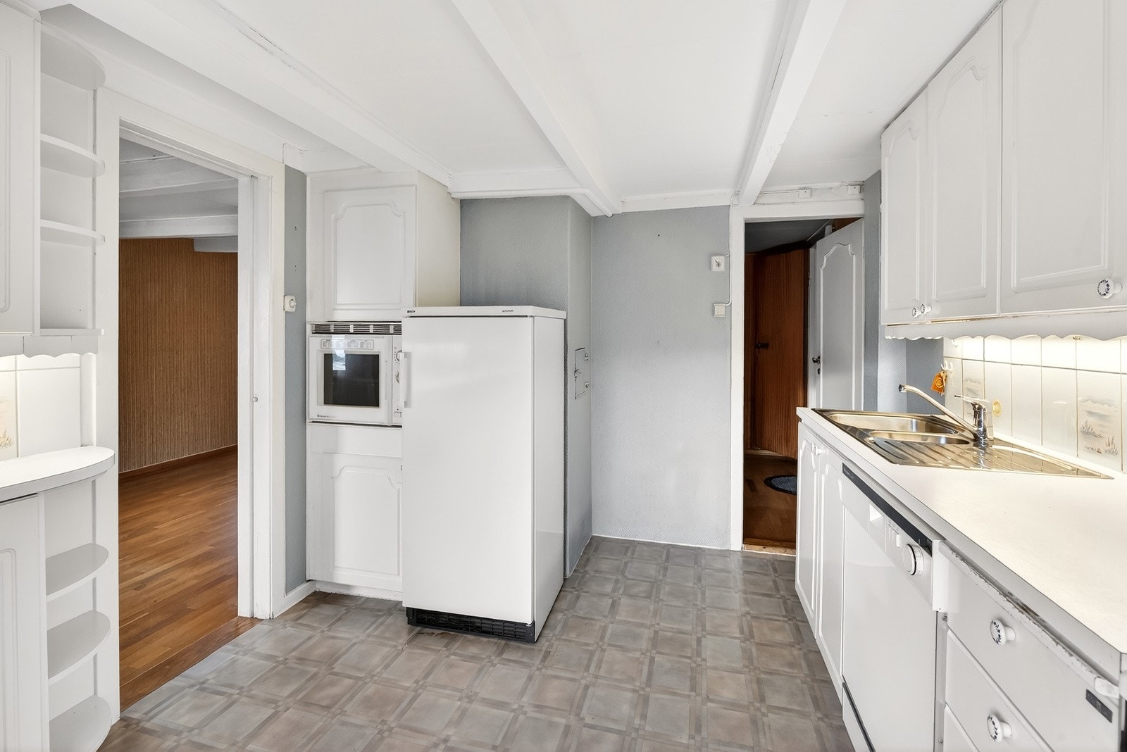 Kjøkken med plass til frokostbord. Galleribilde