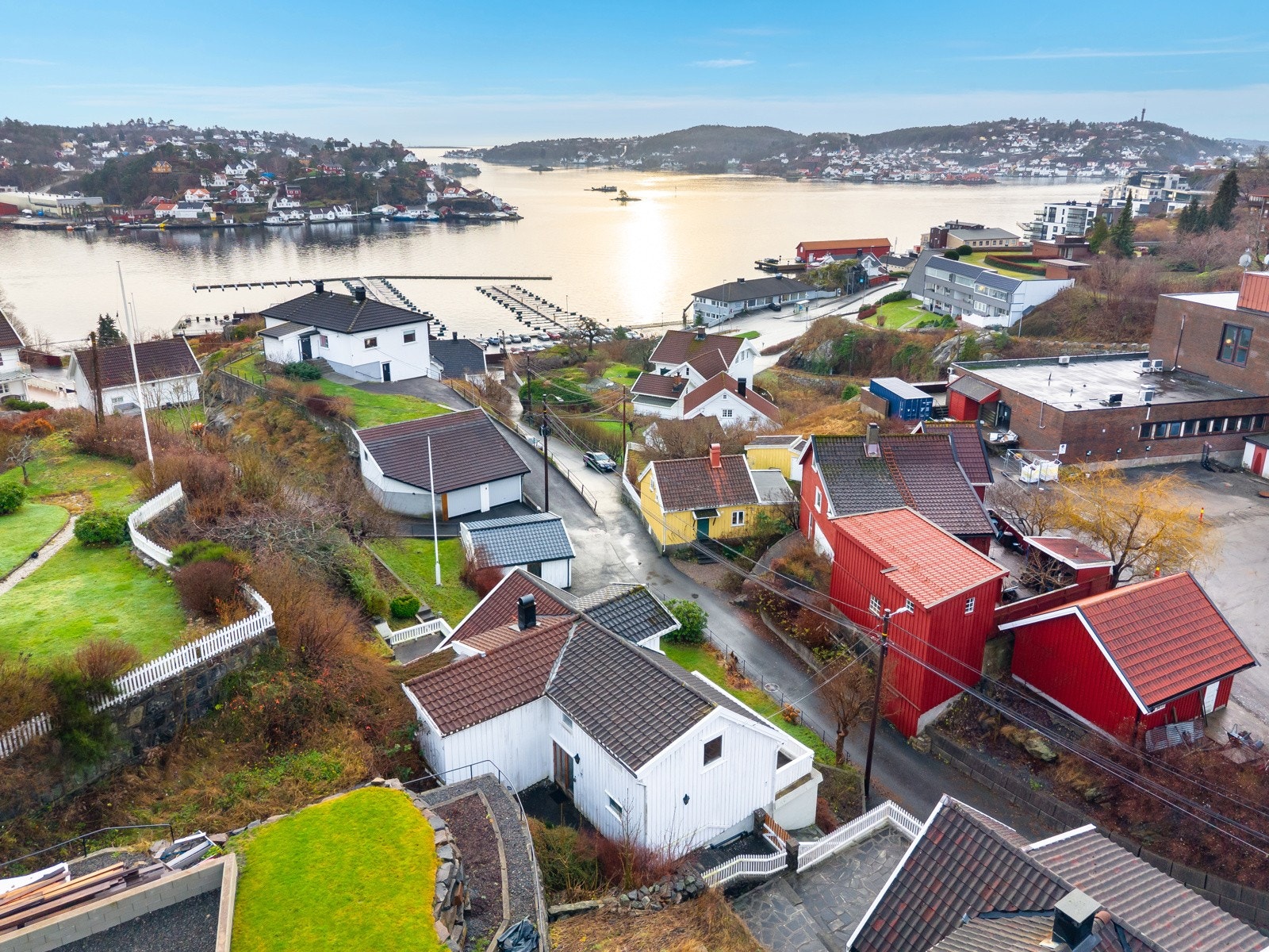 Boligen ligger tilbaketrukket men allikevel sentralt. Kort vei til sjøen og flere fine badeplasser, fin gåtur til byen gjennom vakre Barbu Park og inn langbrygga som også har fått ett løft siste årene. Galleribilde