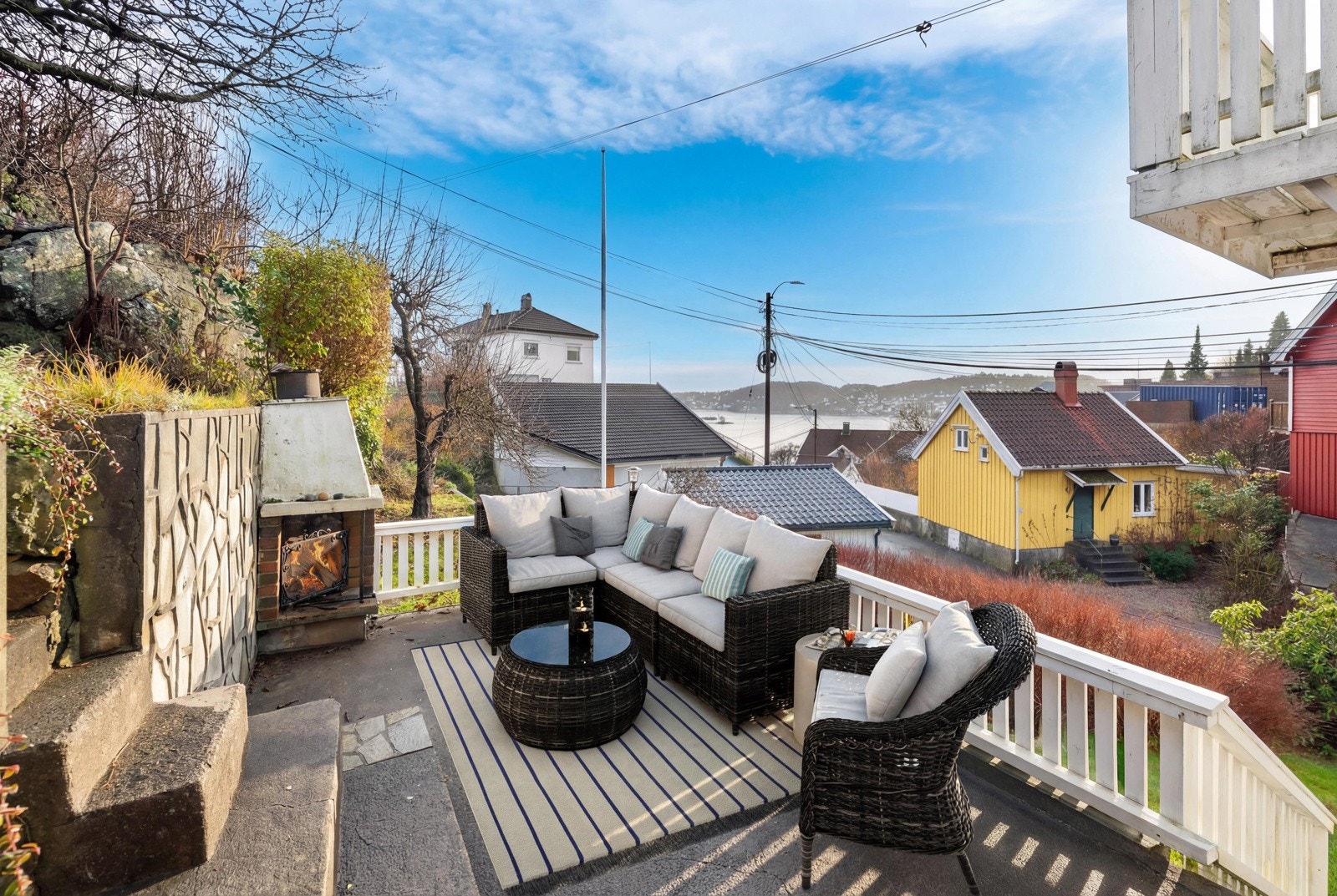 Deilig uteplass med mye sol og flott utsikt. (Bildet er digitalt innredet) Galleribilde