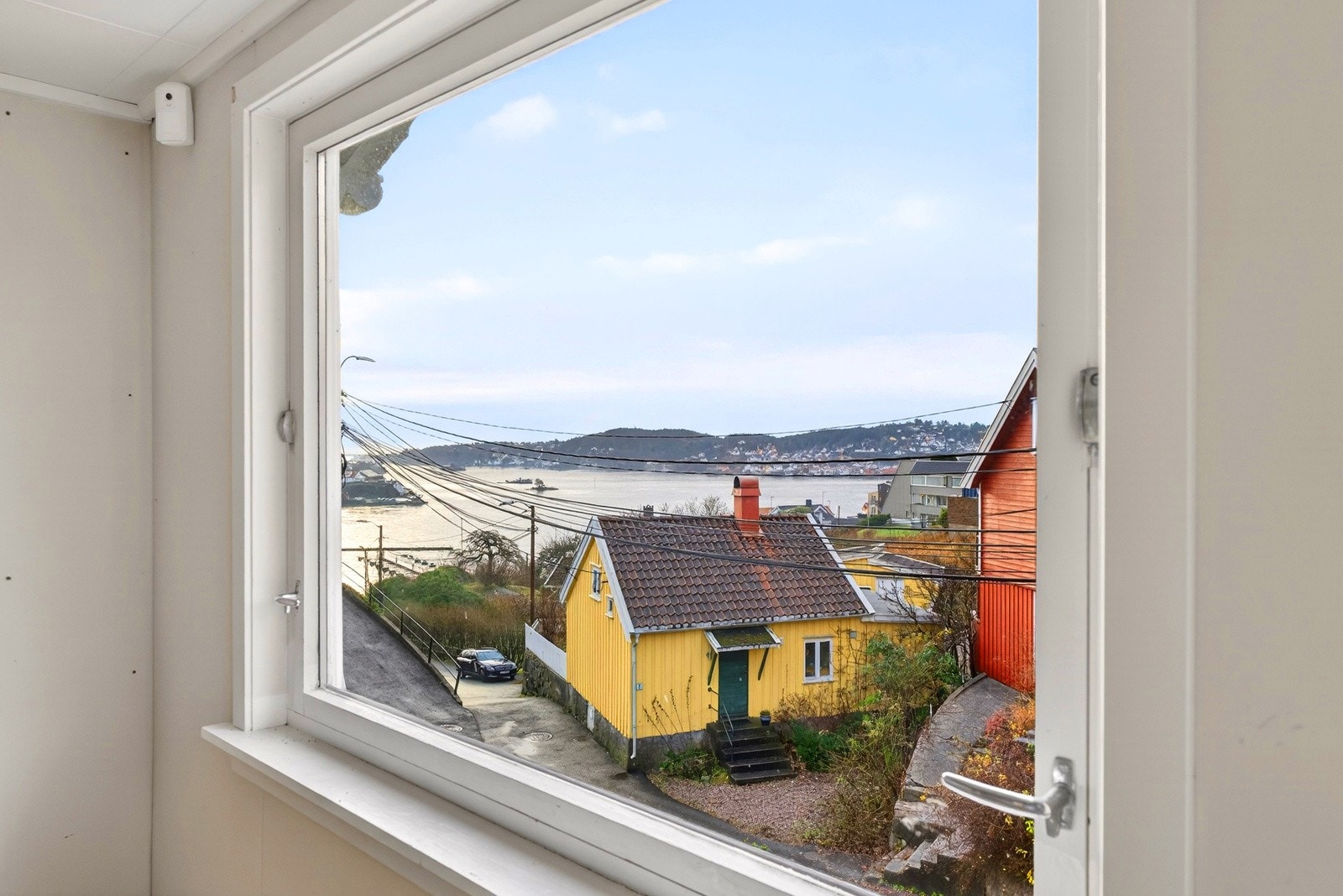 Nydelig utsikt fra 2.etg mot byfjorden og Galtesund. Galleribilde