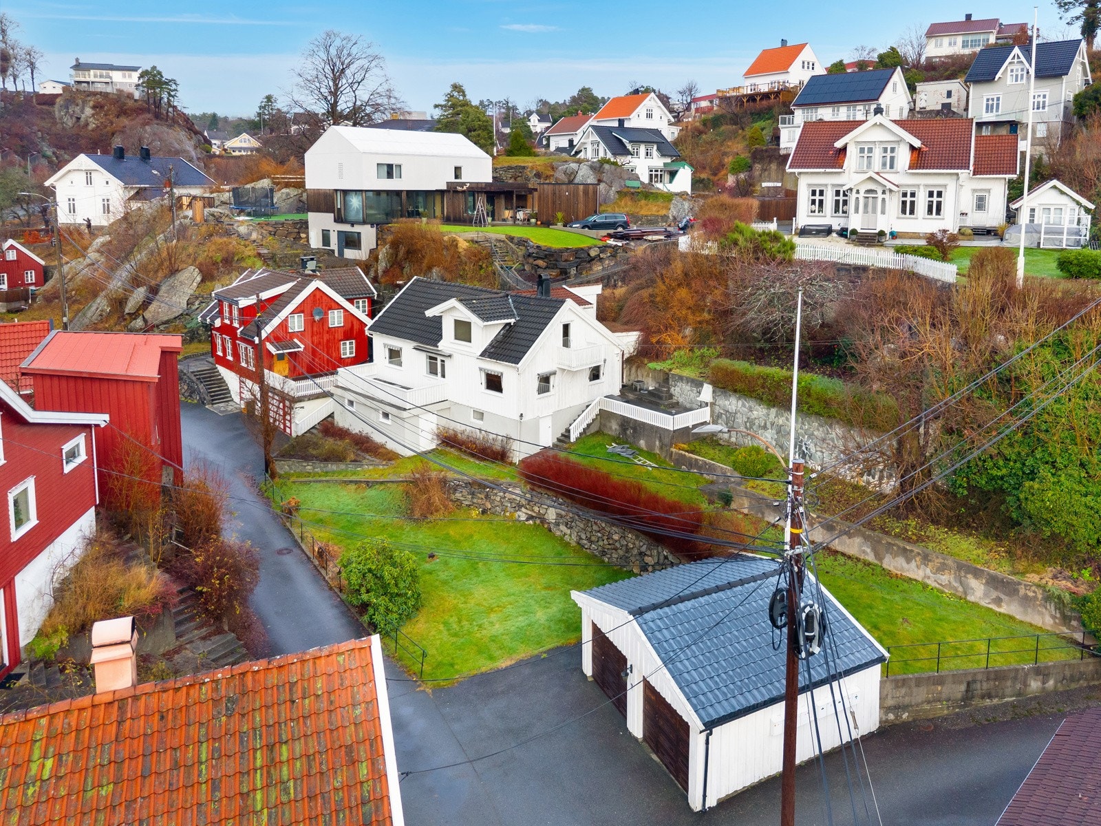 Det er parkering i dobbel garasje, og plass til ca to biloppstillinger fremfor garasjen.Her kan men enkelt gjøre deler av hage om til mer parkering om ønskelig. Galleribilde