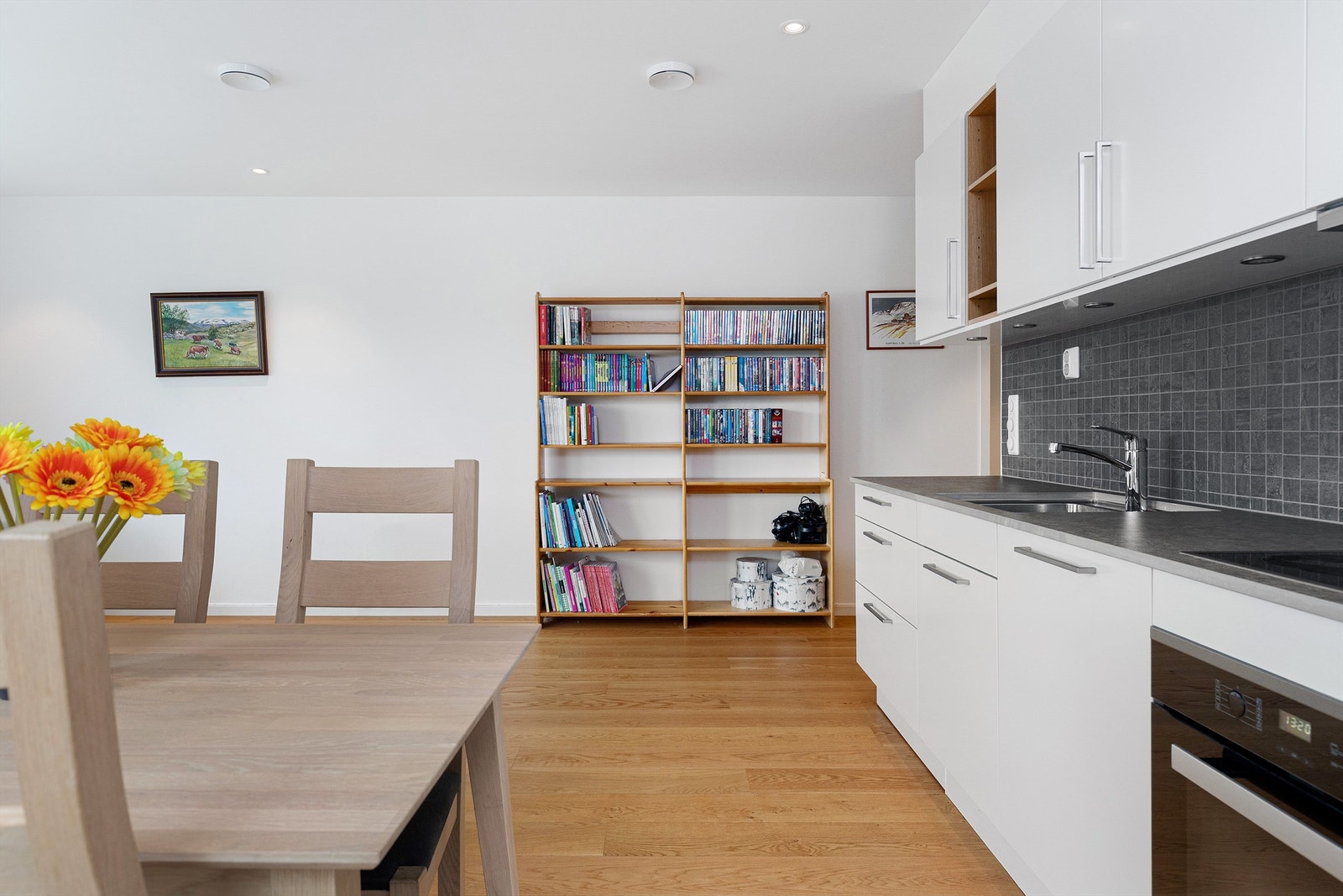 Integrerte hvitevarer på kjøkken medfølger handelen: Ovn, platetopp, oppvaskmaskin, mikro og kombiskap Galleribilde