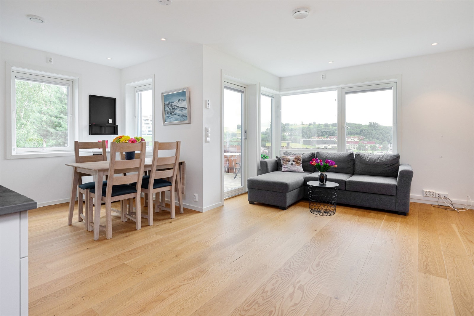 Velkommen til en meget pen og stor 2-roms med attraktiv beliggenhet i området. Leiligheten har et areal på ca 51 kvm. inkludert en innvendig bod Galleribilde