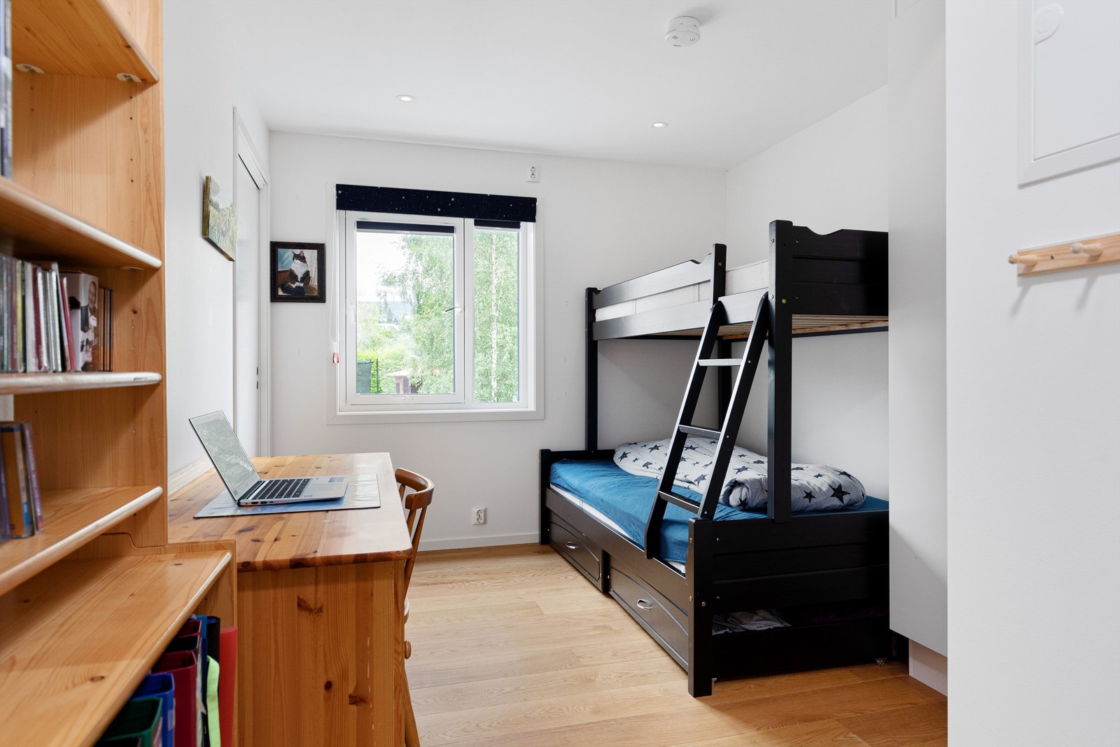 Soverommet er på hele 10 kvm., og har en praktisk bod/teknisk rom ved siden av adskilt med skyvedør Galleribilde