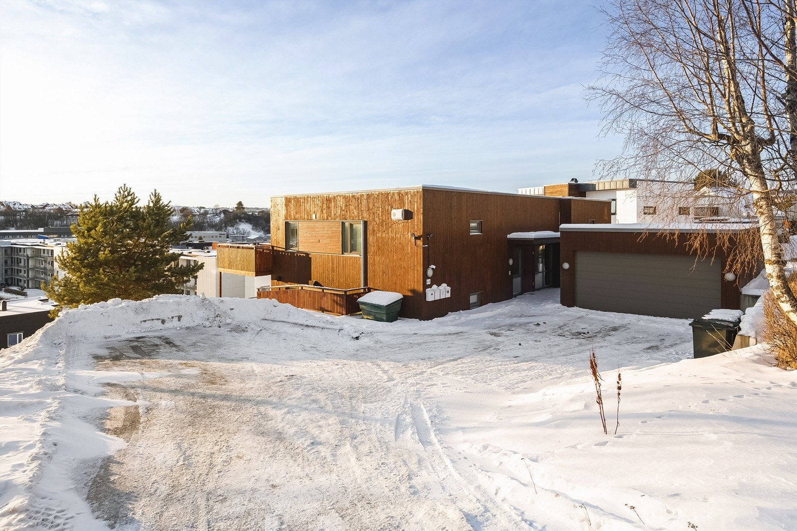 På fellesområdet er det i dag oppført en stor garasje, samt oppstillingsplass for evt. bil Galleribilde