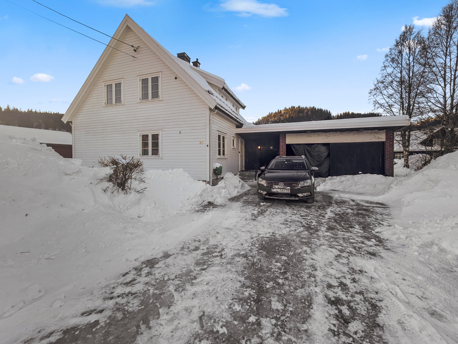 Egen garasjeplass og god plass til parkering av biler Galleribilde