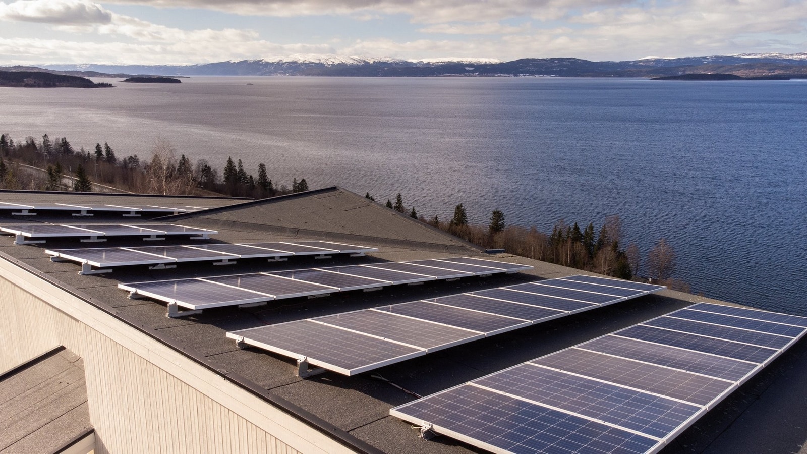 Solcelleanlegget på taket. Galleribilde