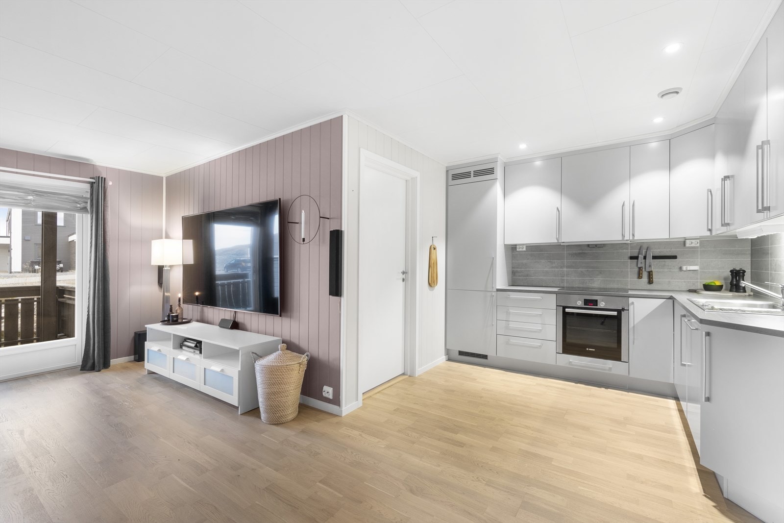 Kjøkken med integrerte hvitevarer og god skapplass Galleribilde