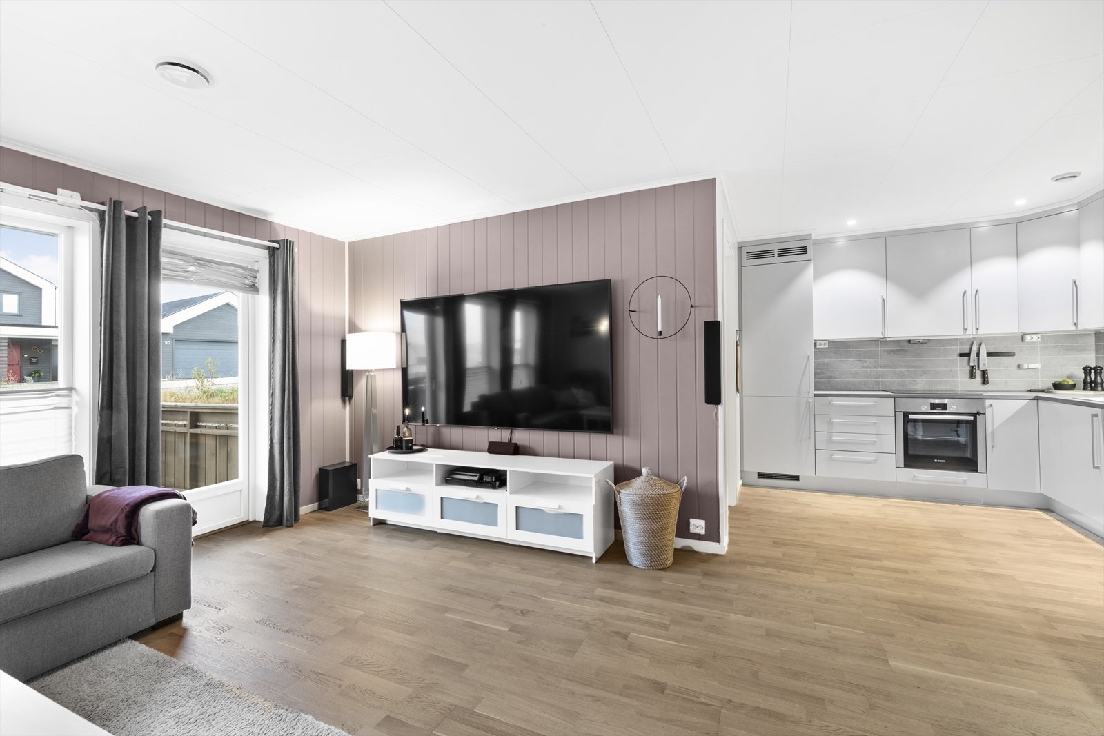 Romslig kjøkkeninnredning og god plass til Tv på veggen mot soverom Galleribilde