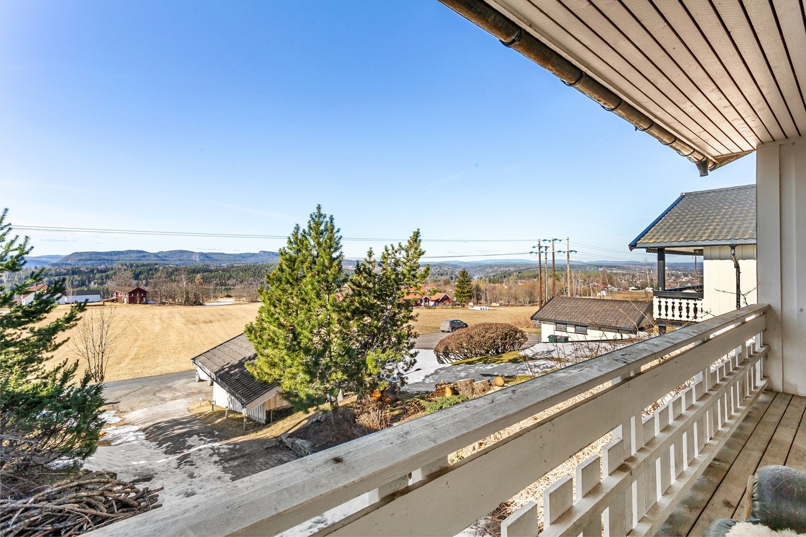 Overbygget vestvendt veranda på ca. 7 kvm med flott utsikt og gode solforhold Galleribilde