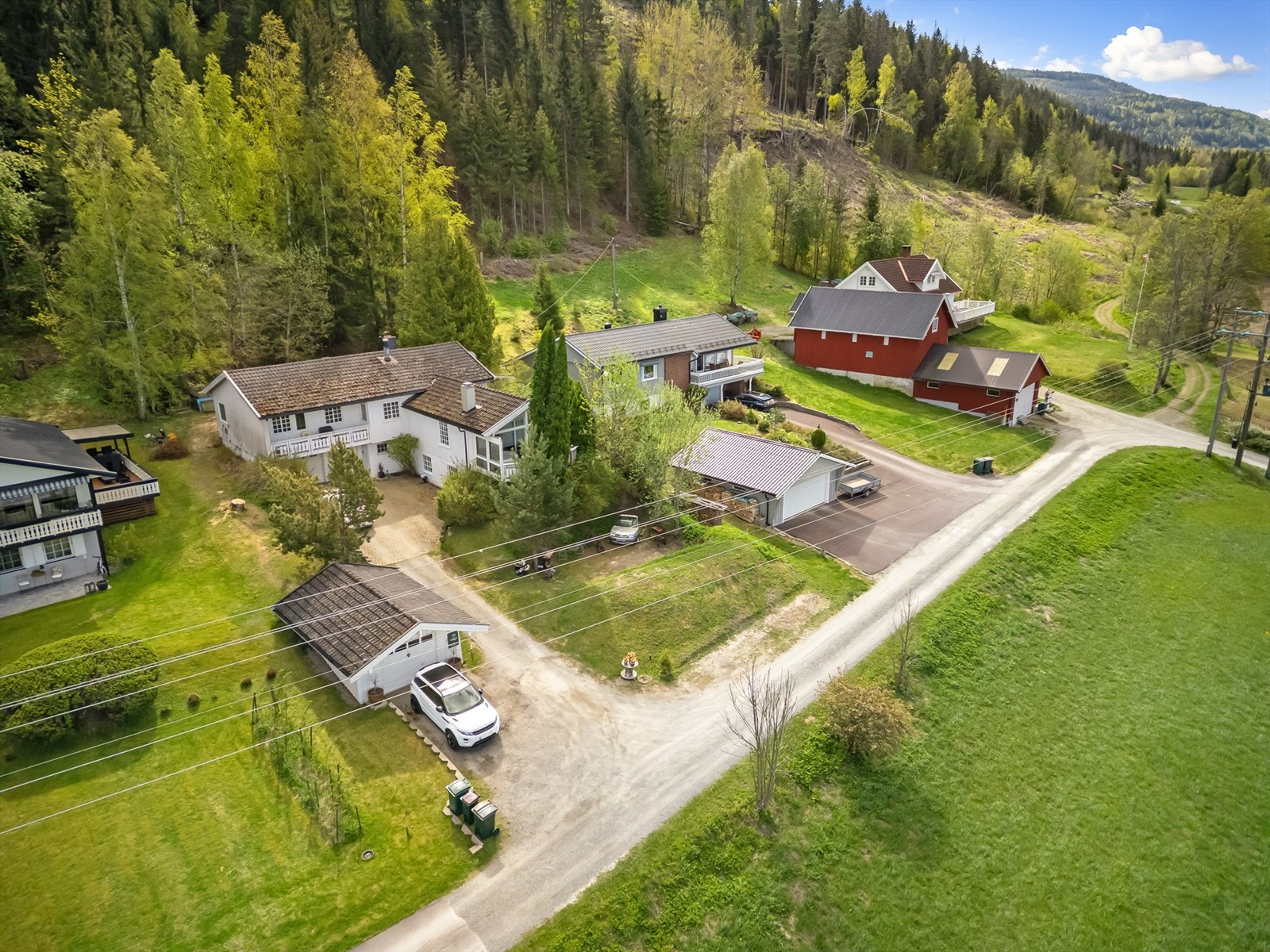 Beliggende i en privat blindvei og eiendommen grenser til marka Galleribilde
