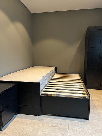 Smarte senger med god oppbevaring og plass til overnattingsbesøk Galleribilde