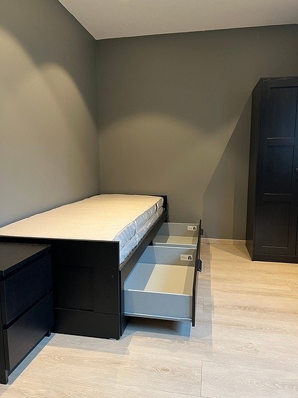 Smarte senger med god oppbevaring og plass til overnattingsbesøk Galleribilde