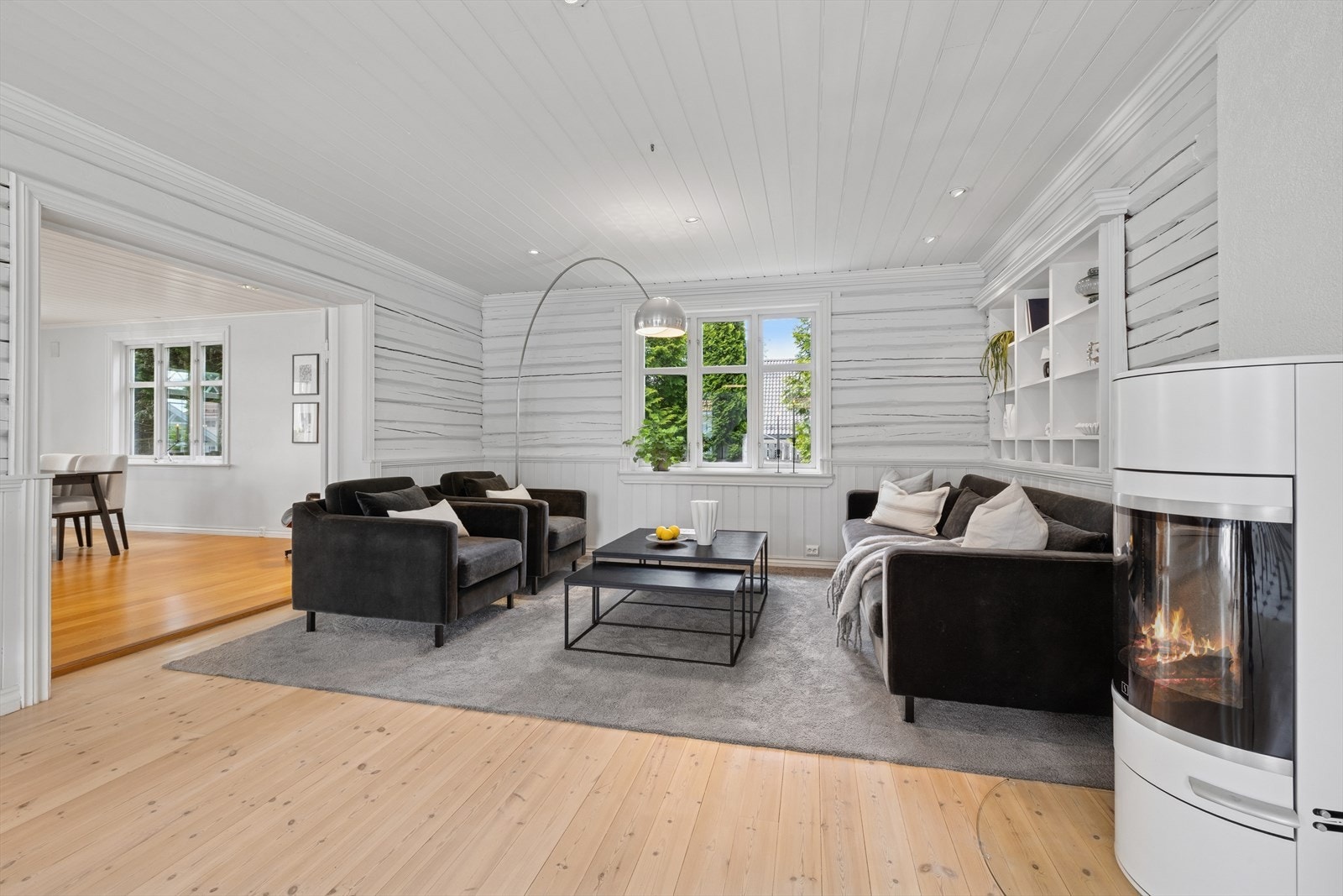 Fra spisestuen er det en stor åpning (tidligere doble dører) inn til den moderne stuen, som har store vindusflater som slipper inn rikelig med lys og gir en luftig følelse. Galleribilde