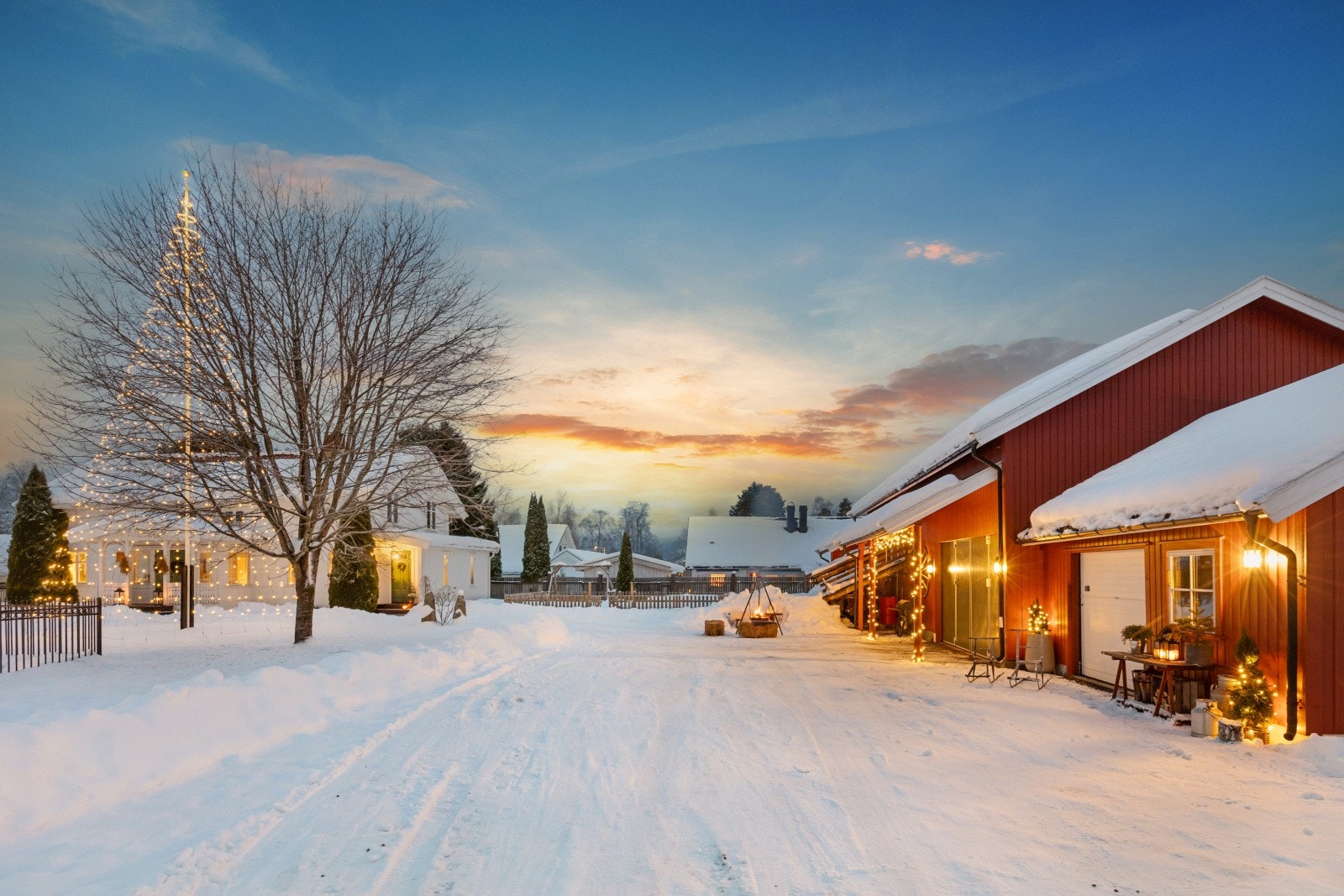 Eiendommen har bla. en ærverdig våningshus fra 1899, låve, garasje og stabbur. Galleribilde