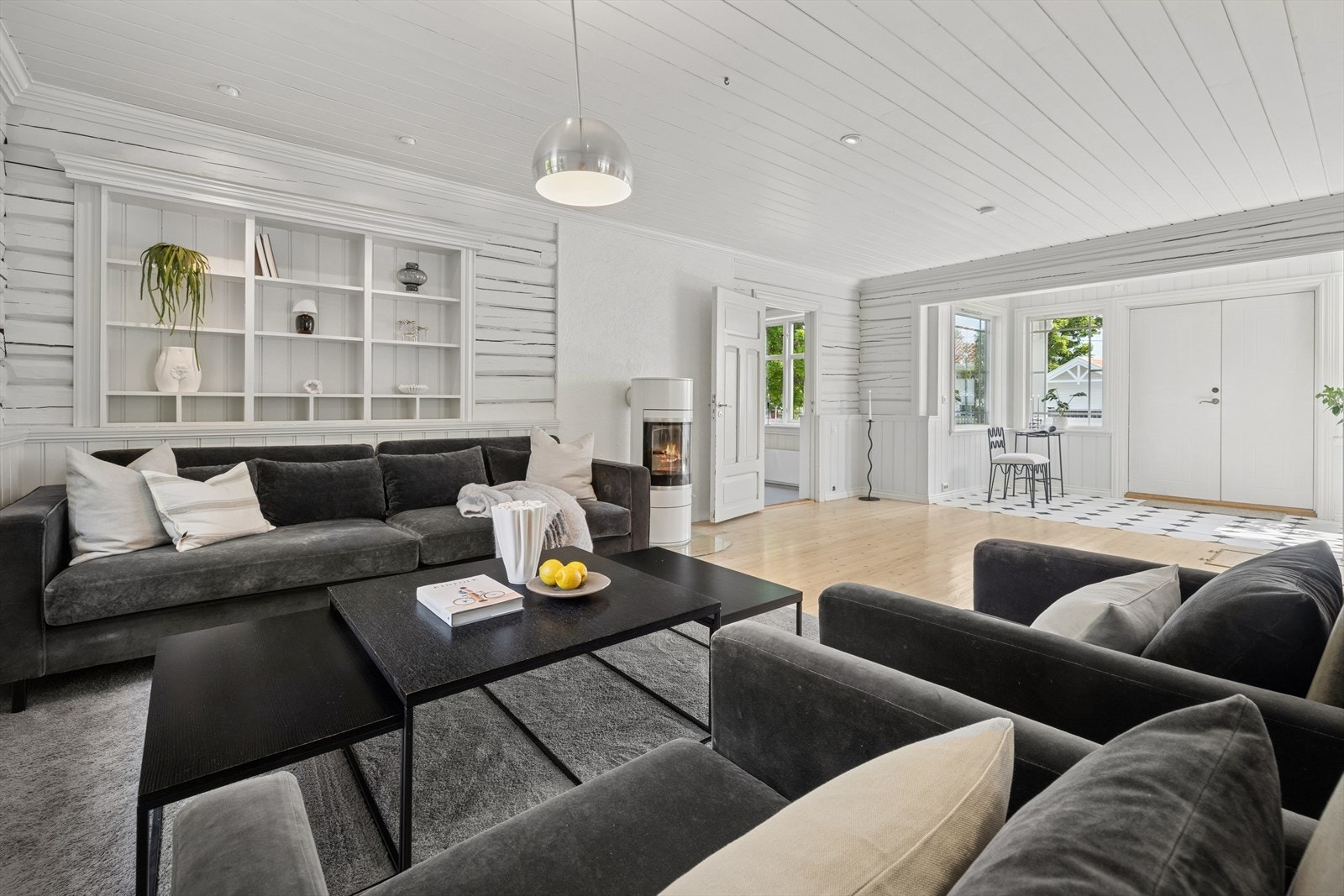 Rommet har lysmalte overflater og slitesterk parkett, med downlights i himlingen. Galleribilde