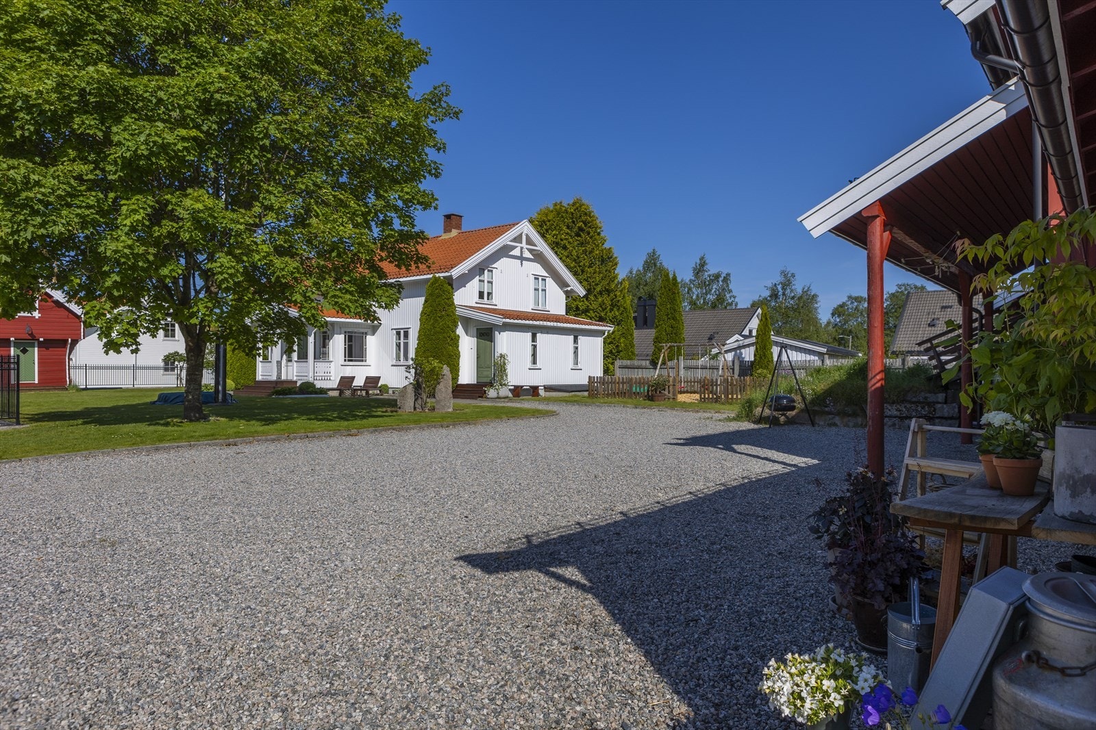 Eiendommen inkl. også et isolert og innredet stabbur, en stor driftsbygning med et isolert rom for flere bruksområder, samt en enkel garasje. Bygningene er omkranset av et velstelt tun med store plenområder, frukttrær, bærbusker og solrike uteplasser. Galleribilde