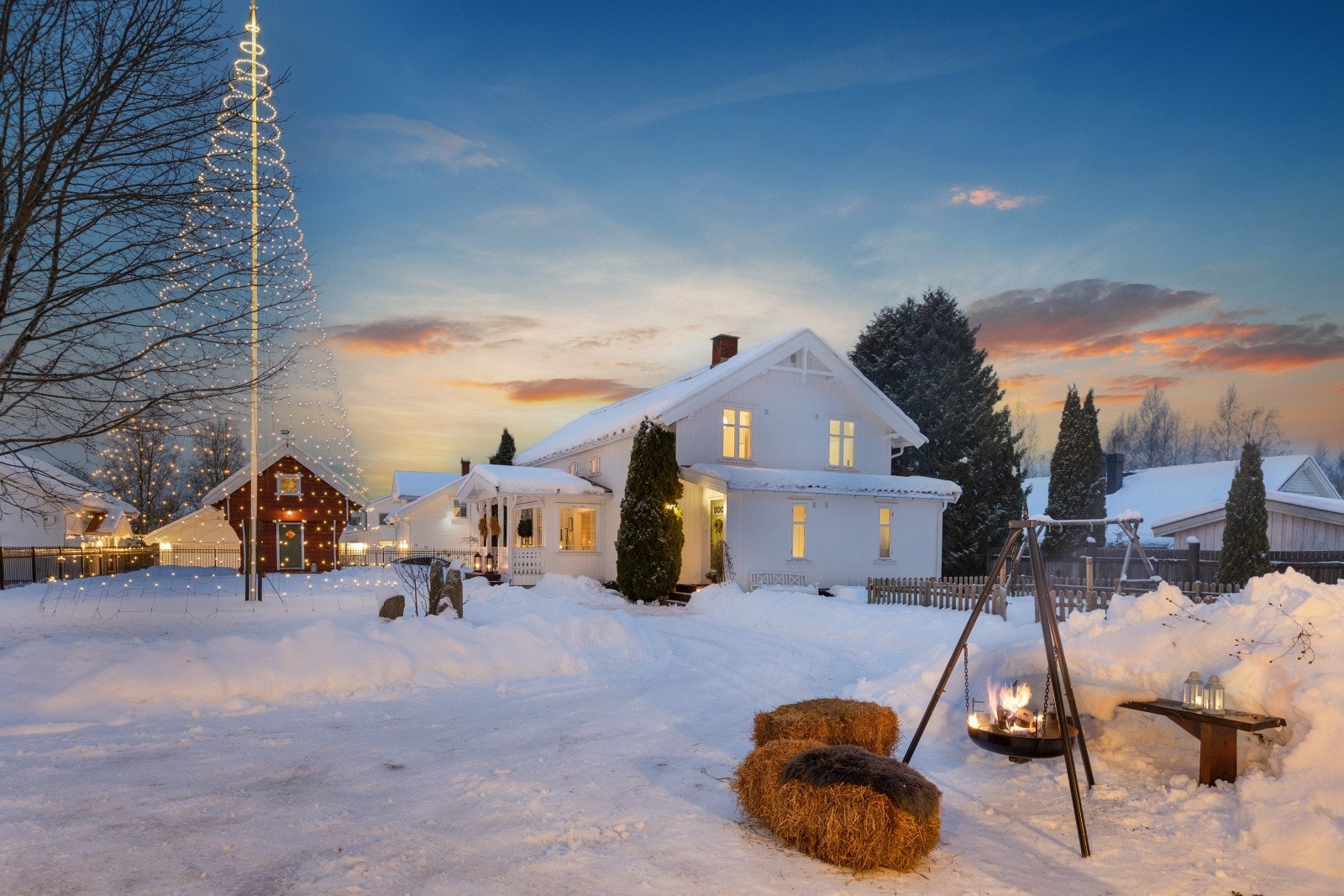 Dette er en nydelig eiendom med stor, frodig hage. Galleribilde