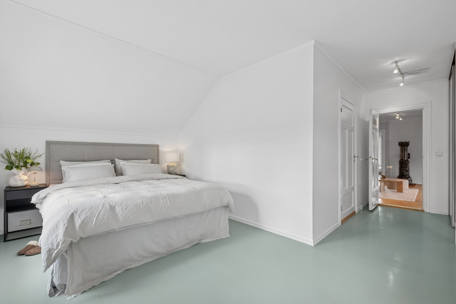 Hovedsoverommet er plassert på andre enden av andre etasje og er lyst og delikat. Galleribilde