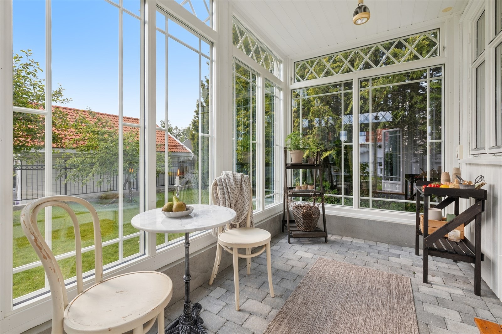 Utenfor stuen finner man en koselig hagestue med belegningsstein på gulvet og store vindusflater fra gulv til tak - et perfekt sted for avslapning. Galleribilde