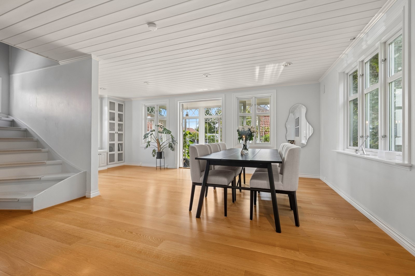 Spisestuen har en helt fantastisk atmosfære med alle vinduer som slipper inn rikelig med naturlig dagslys. Galleribilde