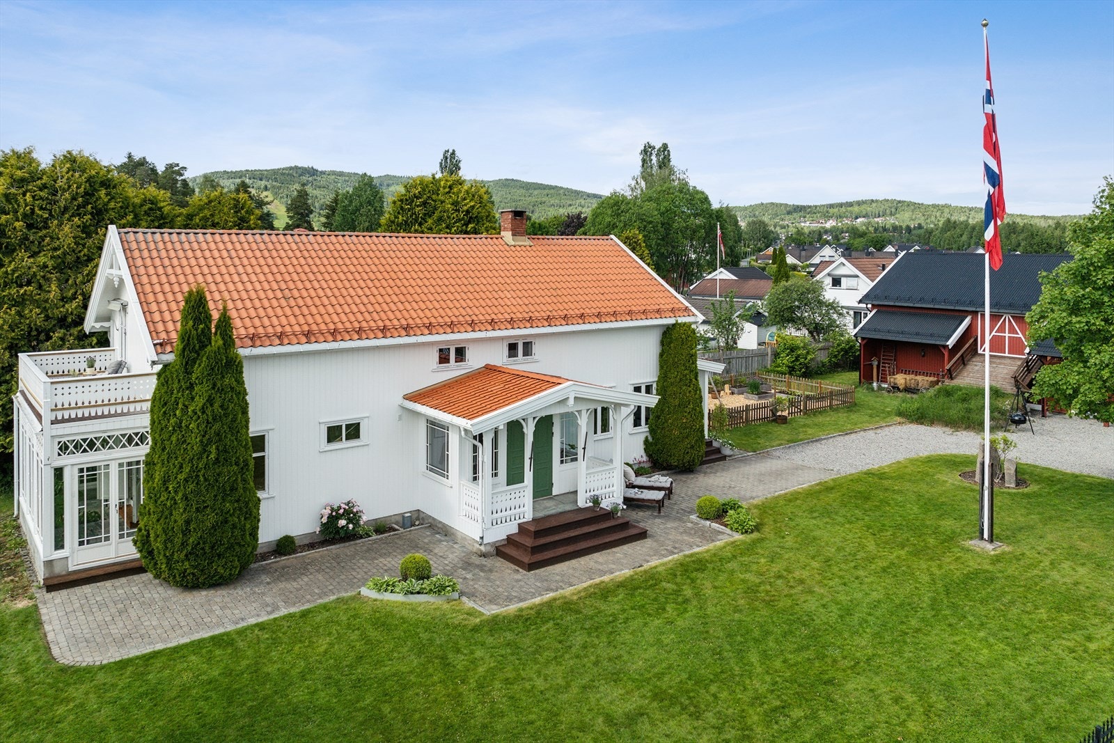 Gjennomgående og praktfull eiendom. Belegningsstein er lagt fra gruset gårdsplass til inngangspartier. Galleribilde
