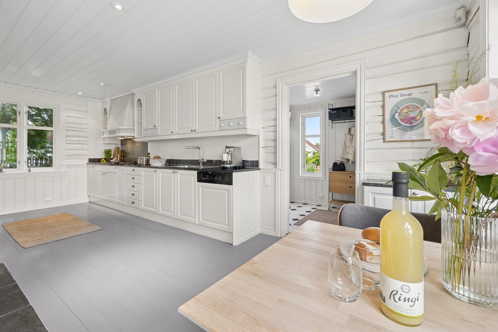 Videre lengre inn ligger det stilrene og plassbygde kjøkkenet. Galleribilde