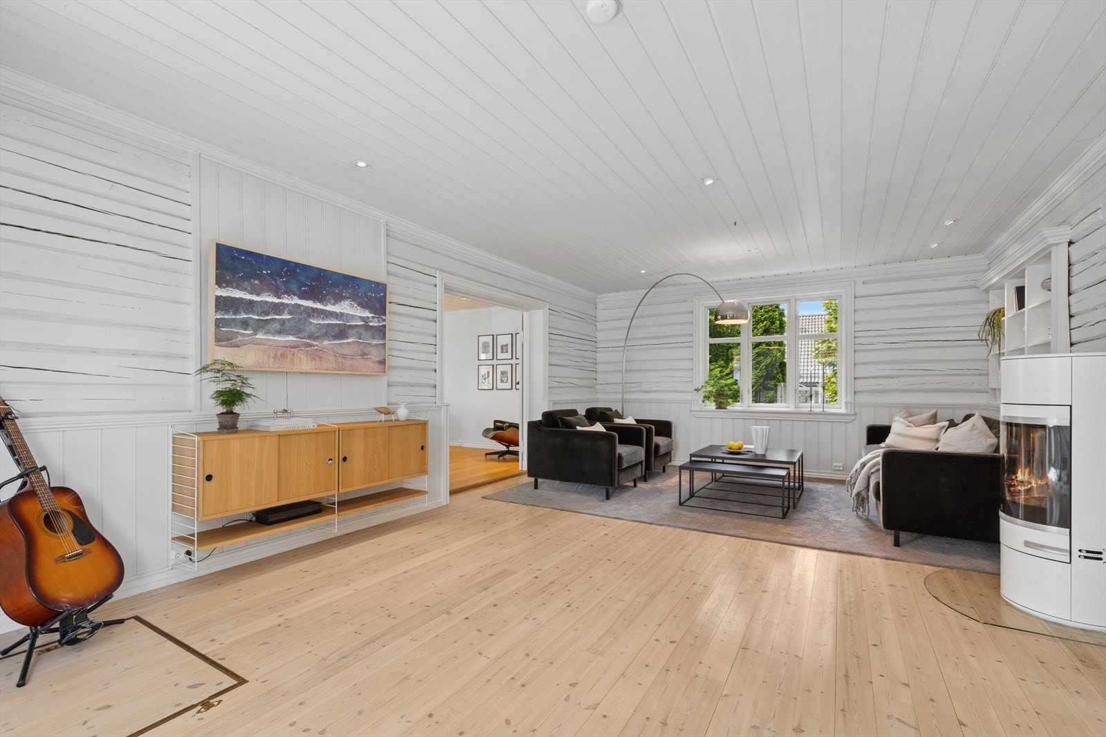 Gulvet er dekket med flotte heltre gulvbord, og rommet er perfekt for storslåtte middagsselskaper. Den gamle peisovnen gir rommet en ekstra sjarm. Galleribilde