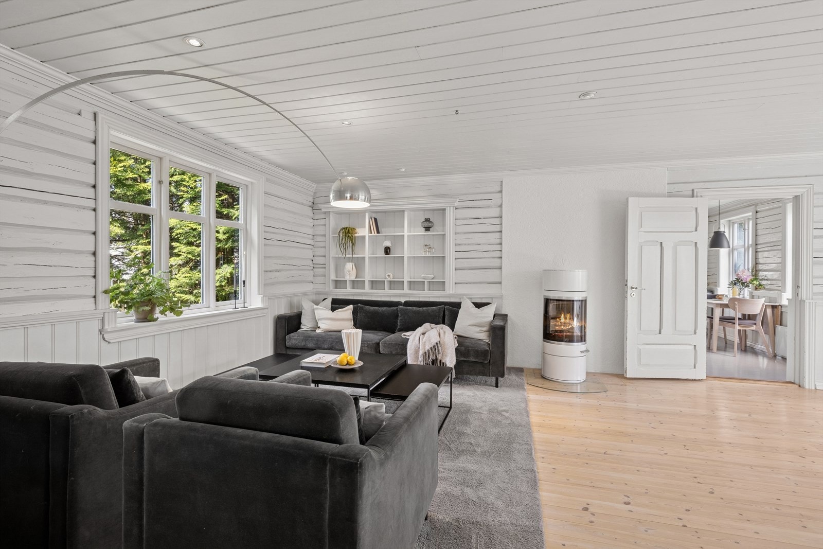 Fra kjøkkenet går man inn i den ærverdige spisestuen, som har originale tømmervegger og malt brystningspanel. Galleribilde