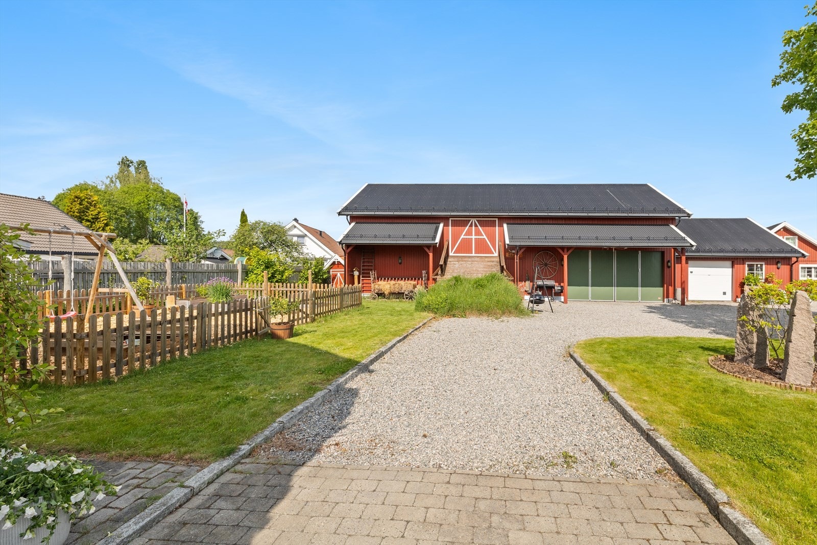 Driftsbygningen/låven på ca. 207 kvm ble oppført i 1998 og har mange bruksområder. Den består av et hovedrom med mezzanin og et isolert garasjerom/flerbruksrom med varmekabler Galleribilde