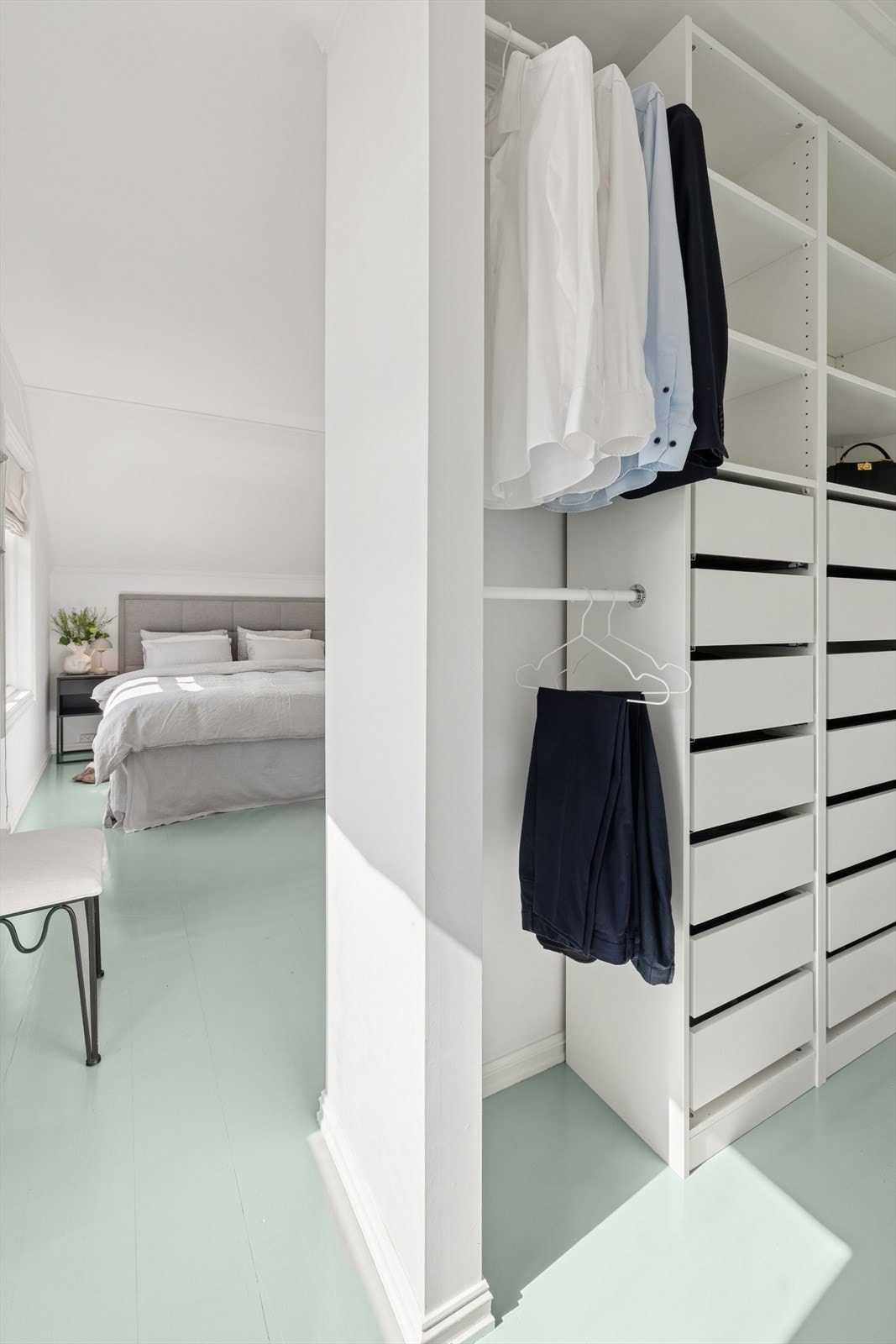 I tillegg har rommet en praktisk, og skjult, "walk-in-closet"-løsning. Galleribilde