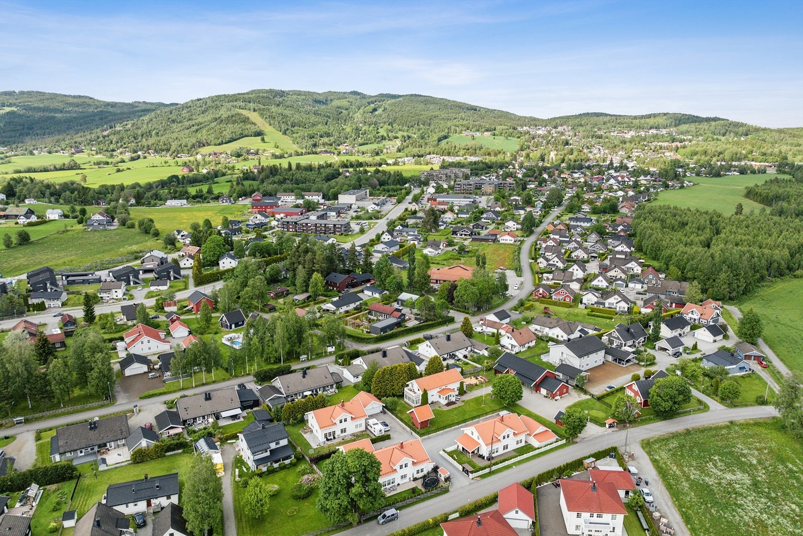 Eiendommen ligger sentralt i Maura med sykkelavstand til skoler, og sentrum. Galleribilde